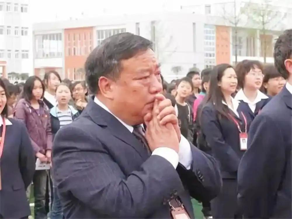 18年前汶川地震，救下2300多名师生零伤亡的校长，却只多活了3年。提起地震，众