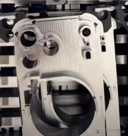 钛金属两代而亡，铝合金一体化机身回归
​两代就亡了？iPhone17Pro和17