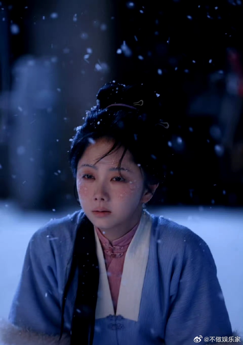 谭松韵《兰香如故》雪地罚跪戏上热搜，40度高温演冻到发抖，导演喊卡后直接瘫倒。这