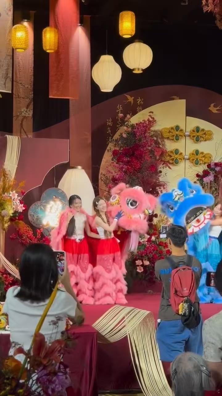 赵露思给奶奶过寿宴 寿宴现场惊喜接连不断，趣味表演搭配空中光影秀，她忙前忙后统筹