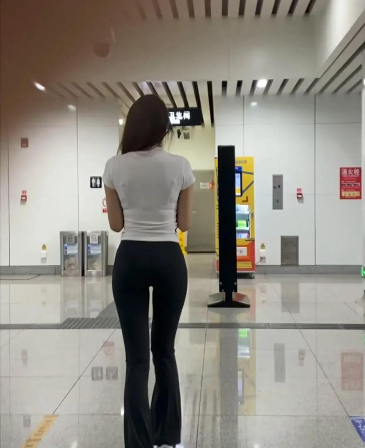 第一次偷拍...果然还是大城市女生更敢穿！！！！

哇喔，在地铁站静静等待时，一