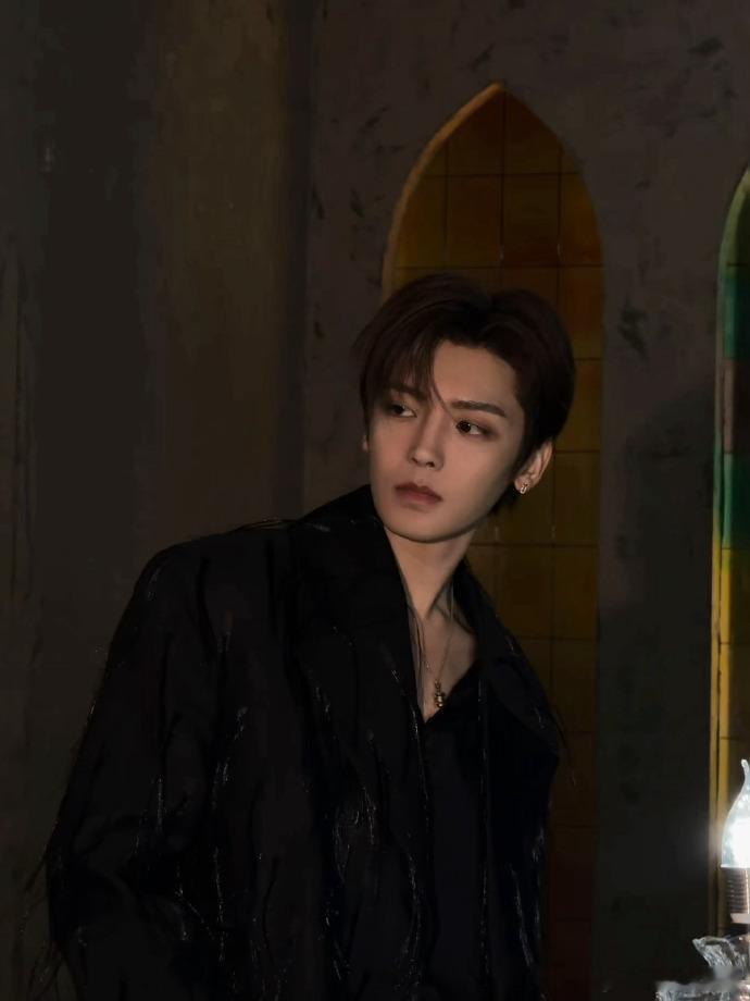 侯明昊黑色流苏大衣 珠宝细节太戳人！Fred 的配饰和羽毛流苏在灯光下交相辉映，