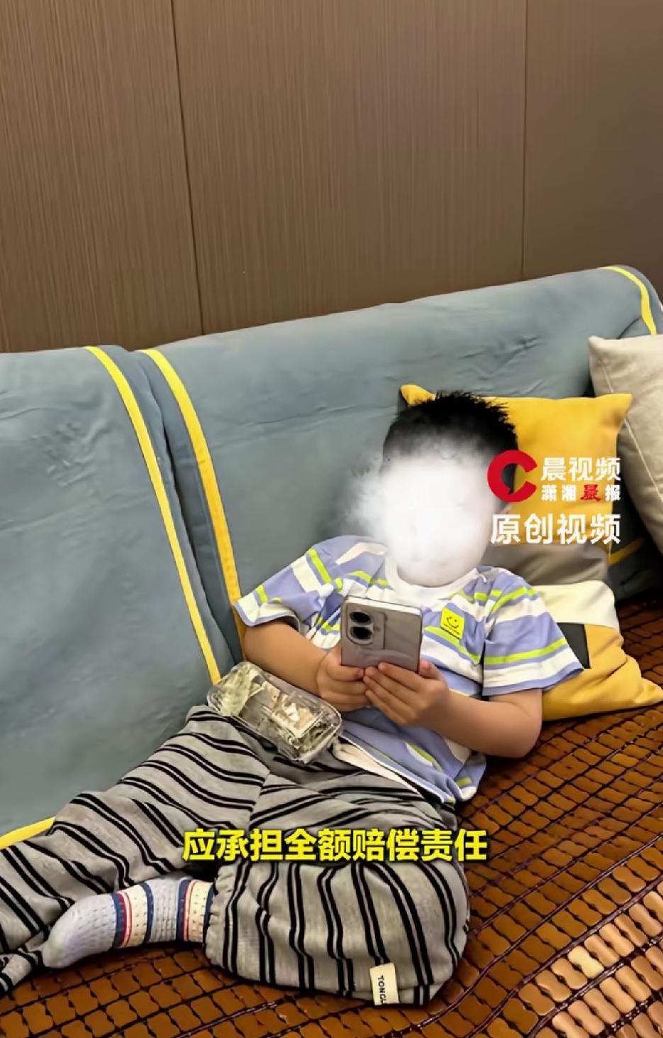 广东一3岁男童被小区大堂里的大理石桌子砸中头部。他的妈妈哭诉，当时孩子的爷爷带着