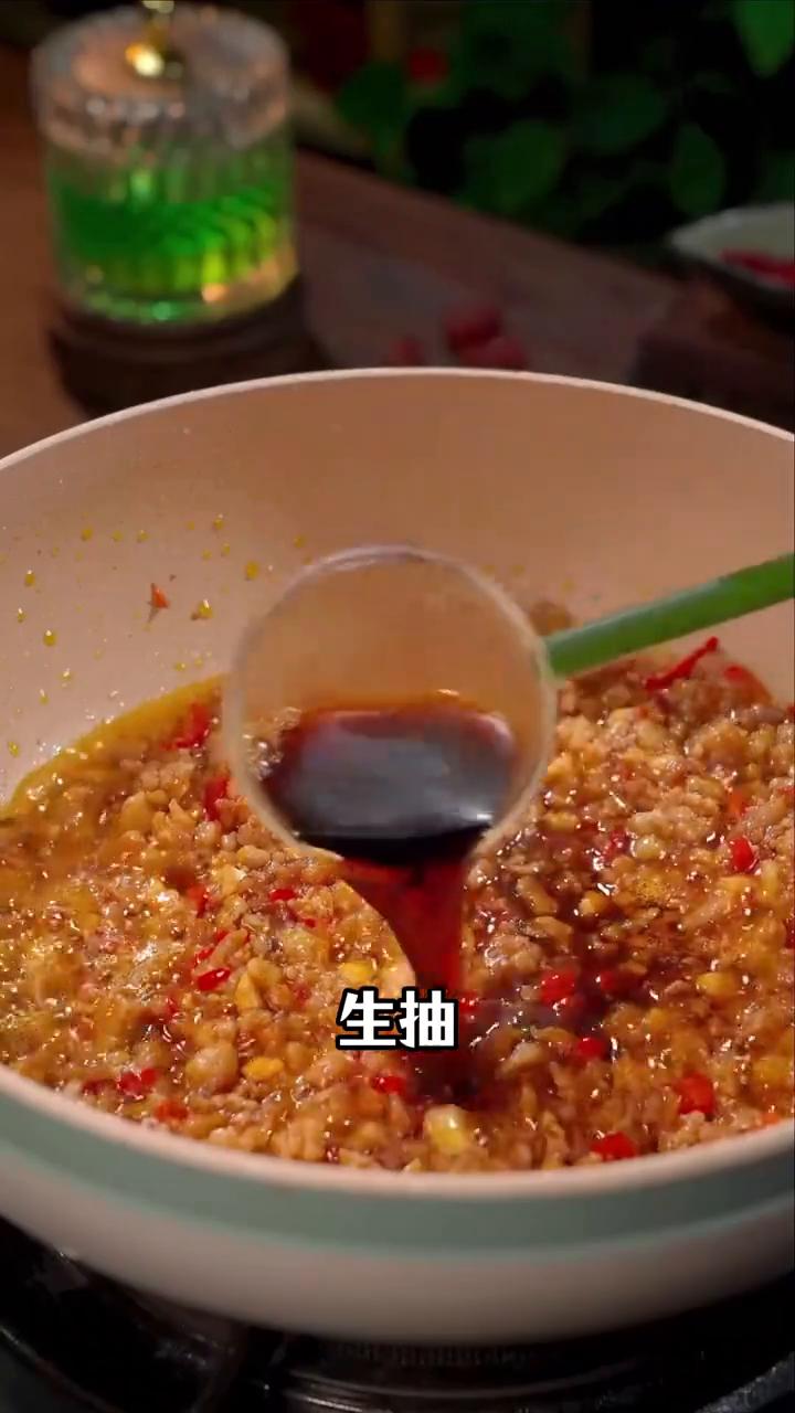 肉末豆腐。
·豆腐砸碎倒碗中，鸡蛋抓匀，上锅蒸10分钟。
·肉末炒熟，黄豆酱、蒜