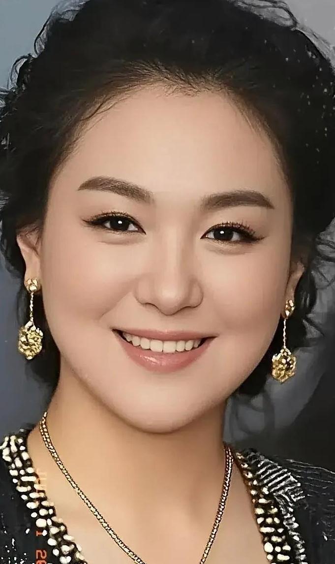 优雅微笑，金饰闪耀，尽显迷人魅力！