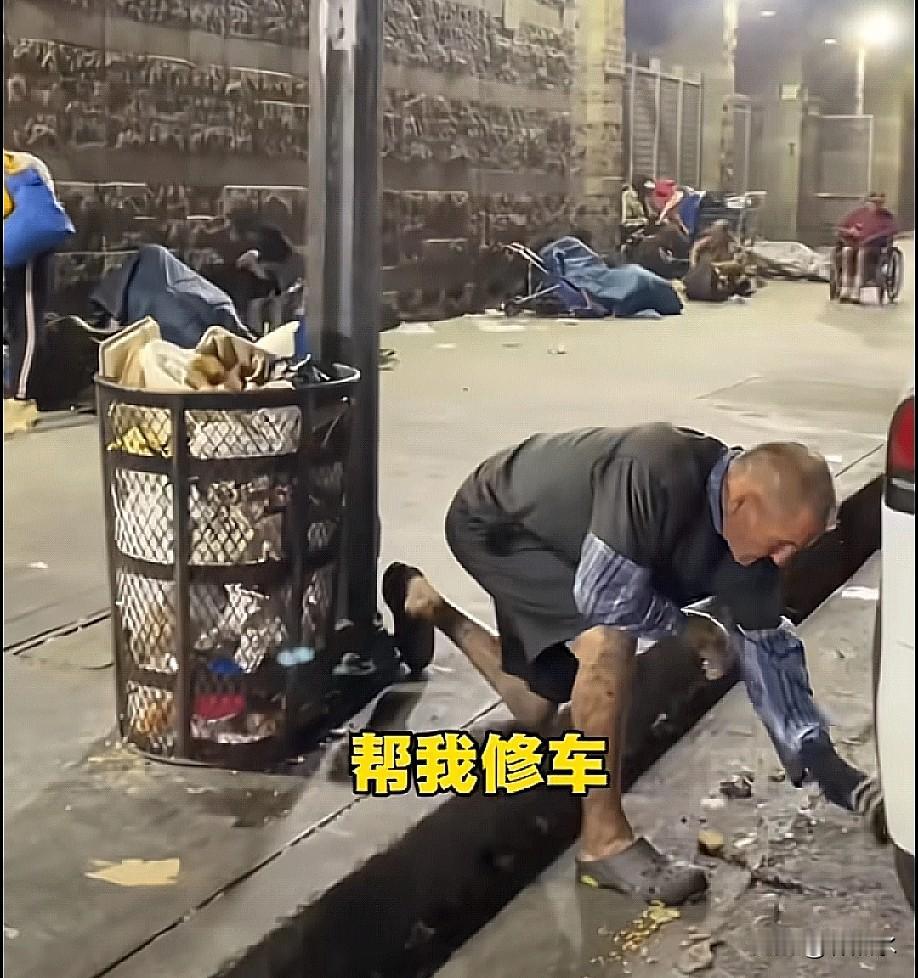 福特汽车工程师不止帮小唐检查汽车，还帮忙擦桌子，清理垃圾，维护排队秩序...
大
