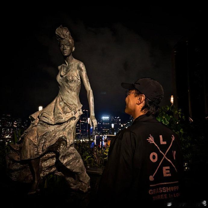 陈奕迅晒和梅艳芳铜像合照 陈奕迅晒和梅艳芳铜像合照，真好啊555 