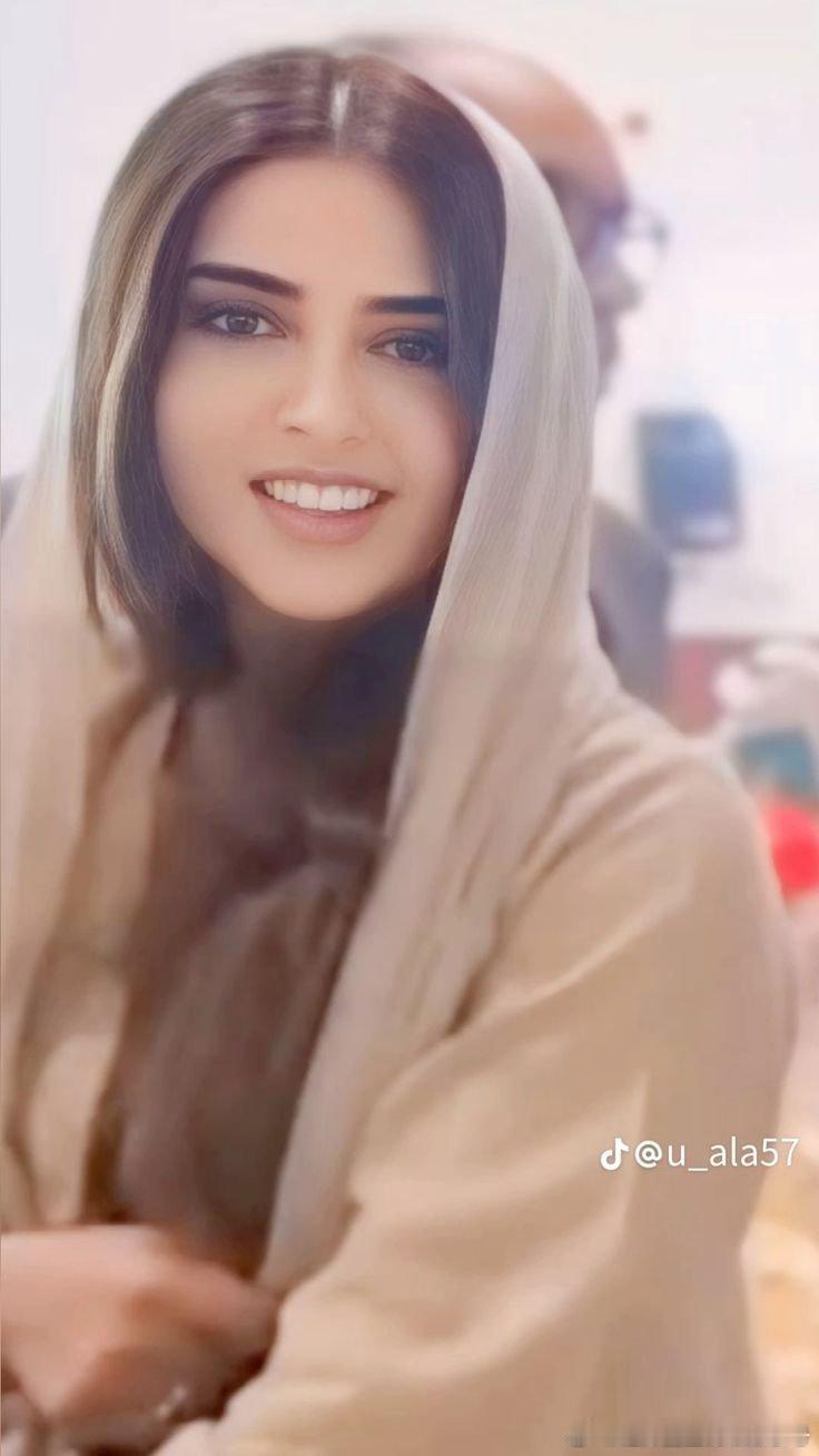 迪拜 ❗️❗TikTok上发了四公主谢克哈的成年照片图一，是出席女儿学校活动时有