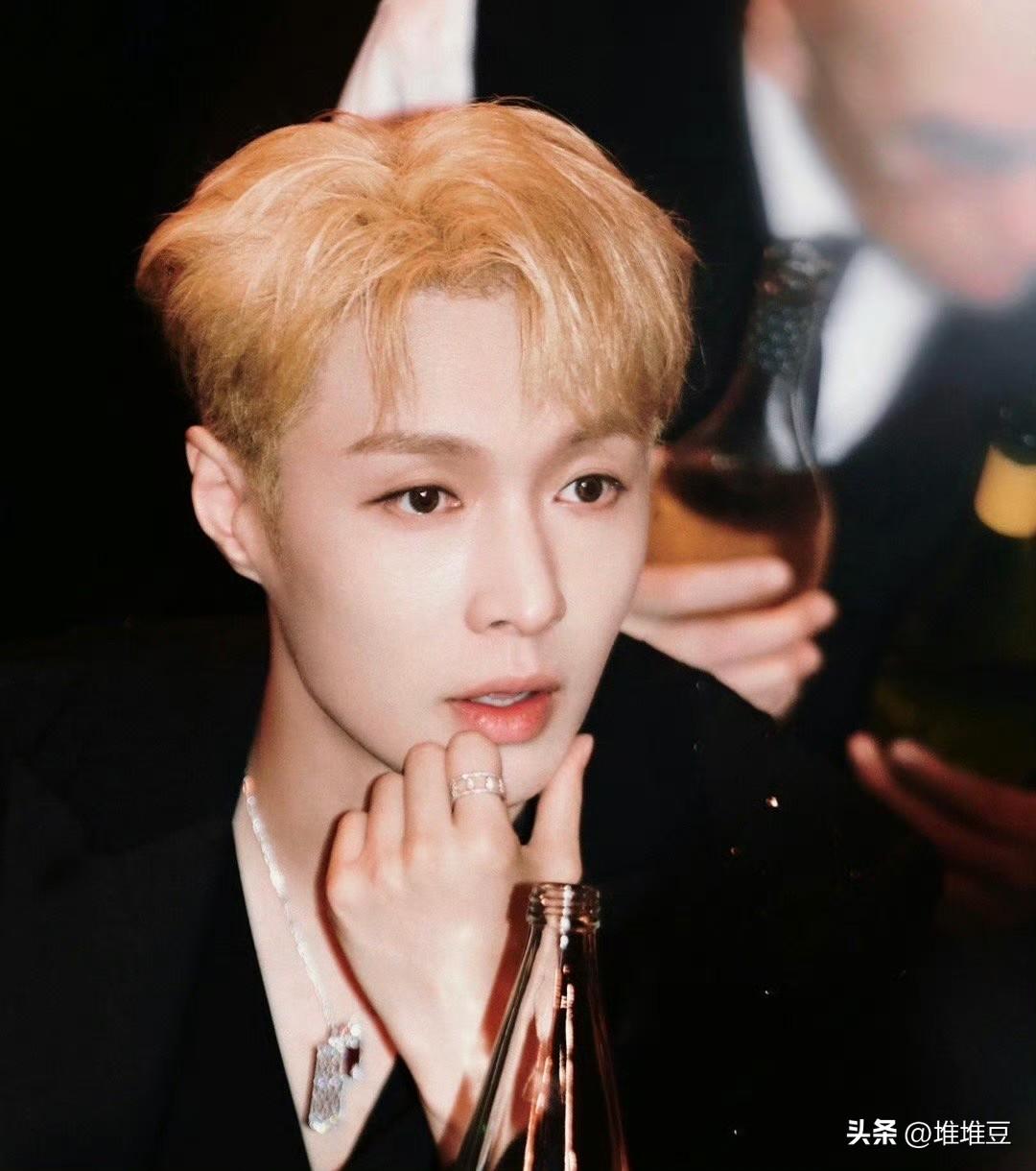 最近张艺兴被传“软封杀”的瓜越闹越大，爆料博主更是硬气表态：“没把握我不会发”，