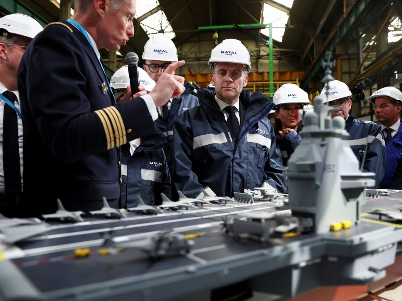 法国总统马克龙宣布启动新核动力航母建造工作，将其命名为自由法国号。新航母排水量超