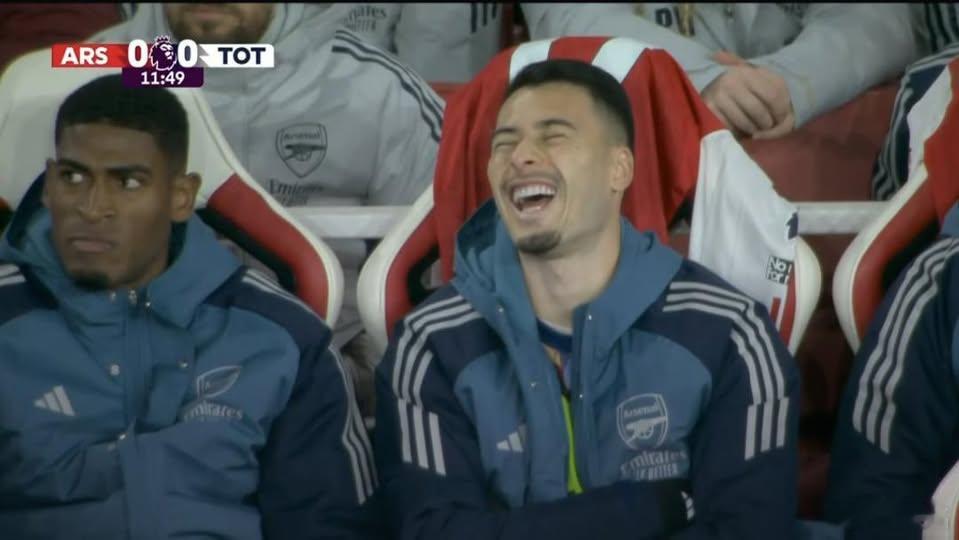 特罗萨德膝盖和小腿被撞了一下倒地，替补席上的马丁内利开怀大笑，马杜埃凯努力忍住，