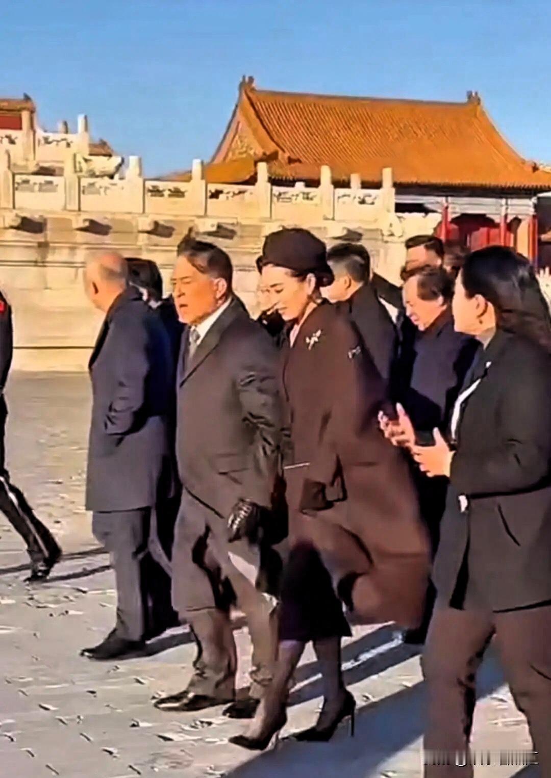 泰王王后故宫同框！
这个小细节太真实了。
太和殿前的石板路暗藏“玄机”。
千年磨