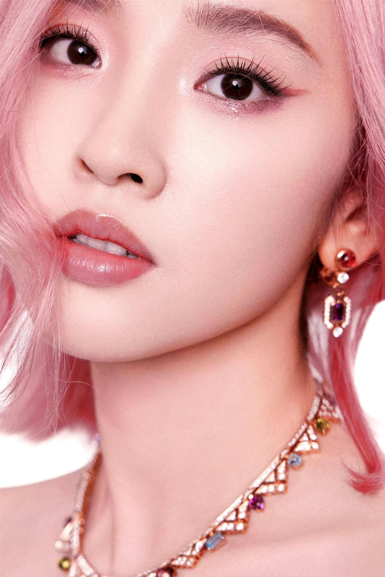 唐艺昕粉发造型封神！甜妹变辣妹太惊艳了！

真的被唐艺昕这组粉发造型狠狠惊艳到了