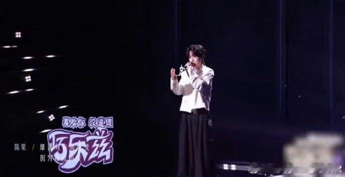 萧亚轩问音综为什么不能出现提词 萧亚轩在《让我来唱》半决赛提起提词器，像在迷雾里