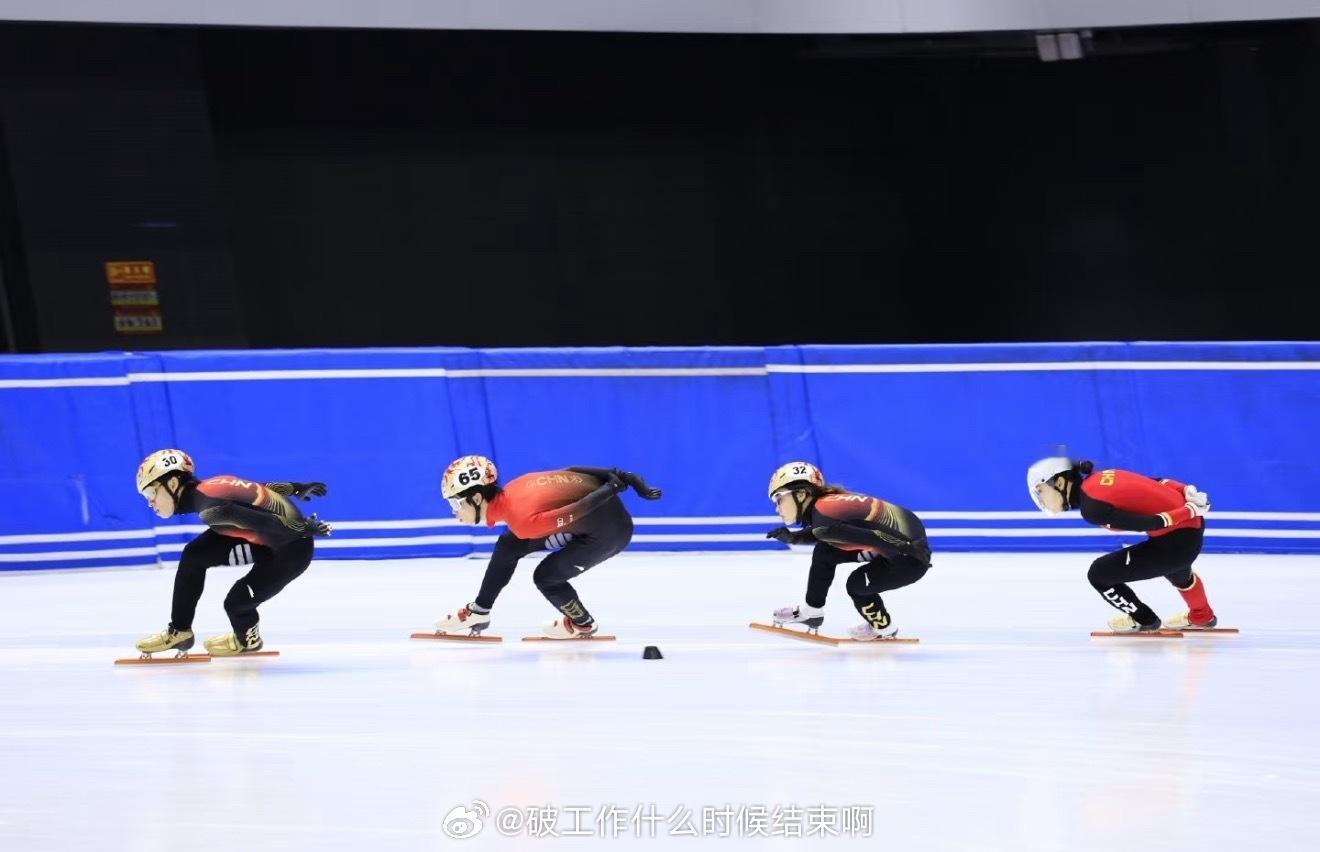 中国短道速滑队出征米兰米兰地铁站展出武大靖平昌冬奥破世界纪录夺冠成绩，中国短道速