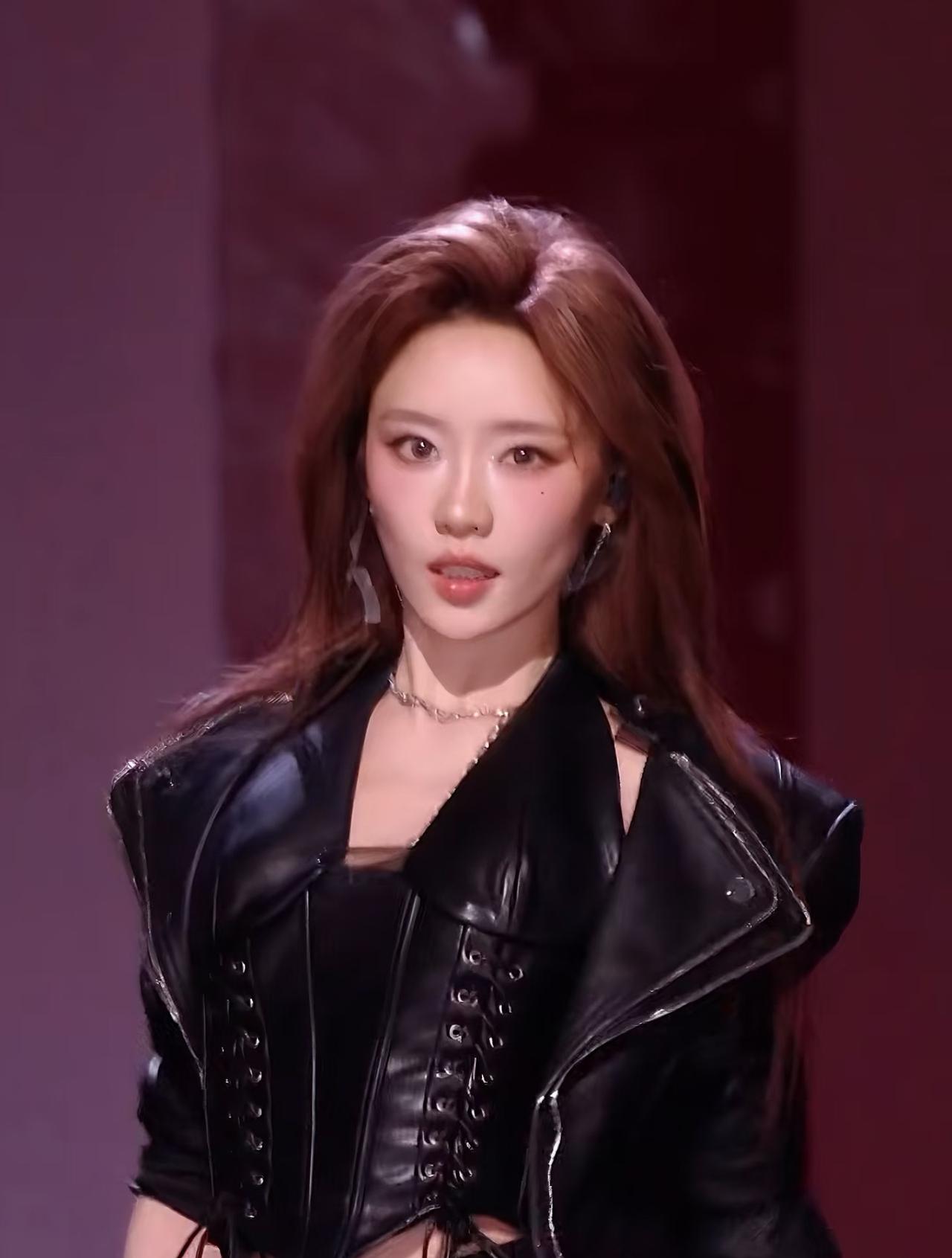 张月的事业观绝对是娱乐圈值得学习的范本 没有之一。 她2017年正式出道，出道以