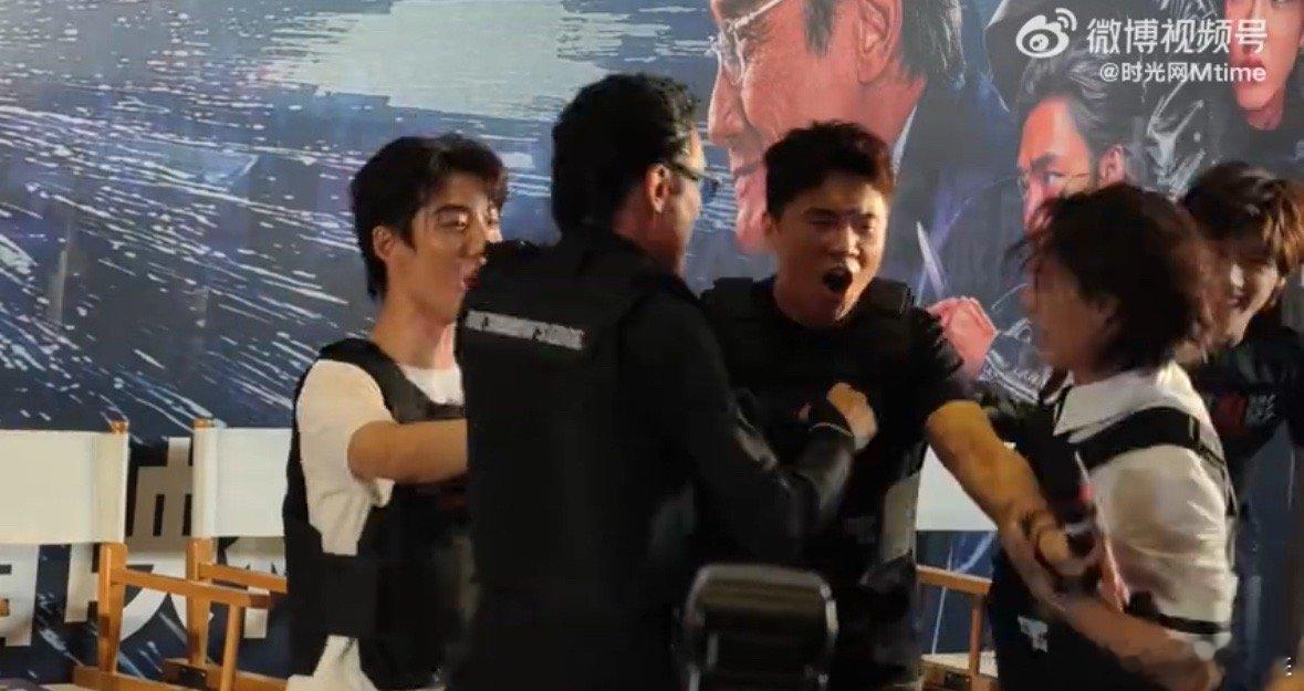 此沙梁家辉打起来了 《捕风追影》首映礼太会玩！特意设计的对打环节，此沙年轻劲足，