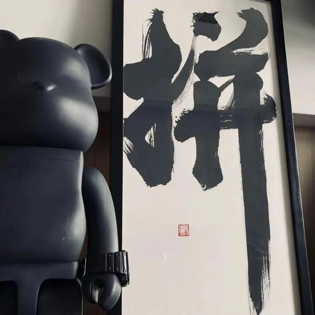 中年人最无声的炫富
 
情绪比钱包还稳定。天塌下来都稳得住。家里闹点小矛盾能笑着