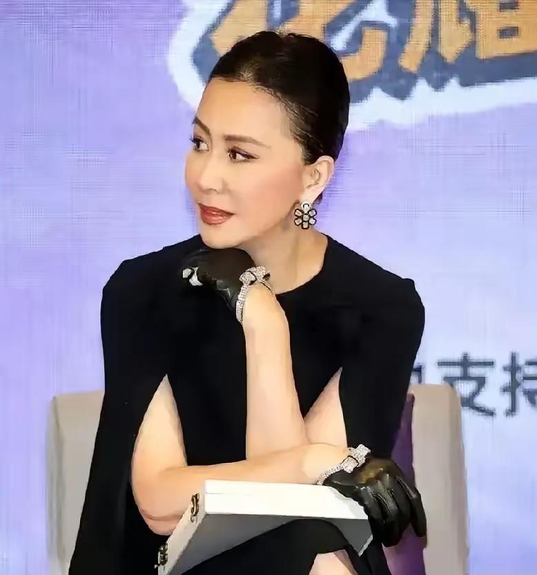 梁朝伟家像个生物实验室？
刘嘉玲进门消毒那套流程，简直比拍戏还严。
谁能想到，影