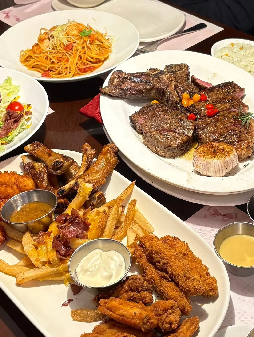 赵美延生日自费请了100名粉丝吃单份20w起步的牛排自助餐，逆应援还送了自己出圈