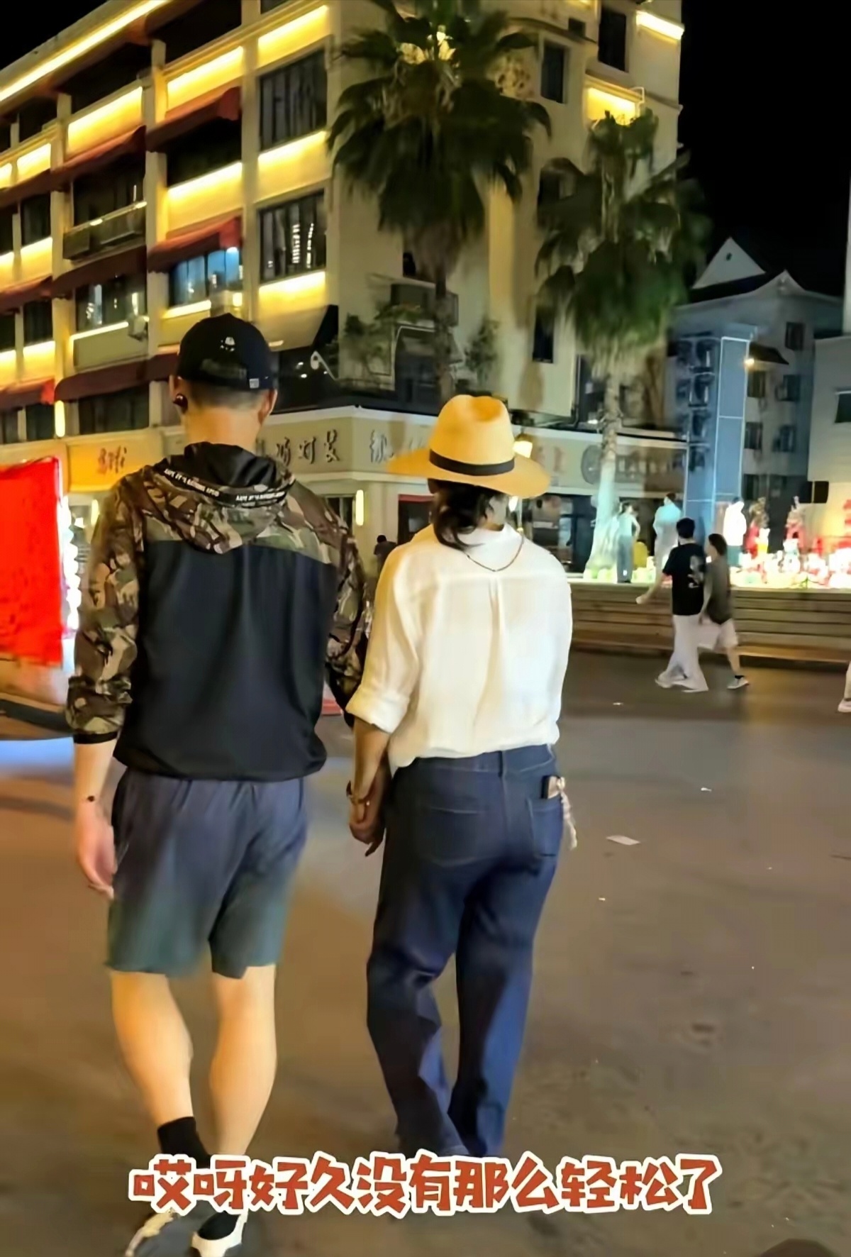 王一楠跑去横店探班老公高鑫，拿用过的矿泉水瓶满满当当灌着绿豆汤。那几个塑料瓶，跟