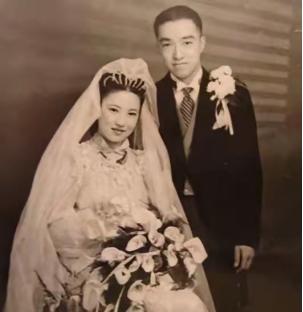 1945年，一个汉奸带着10亿法币、100多根金条投奔新四军，陈毅、张云逸当场愣
