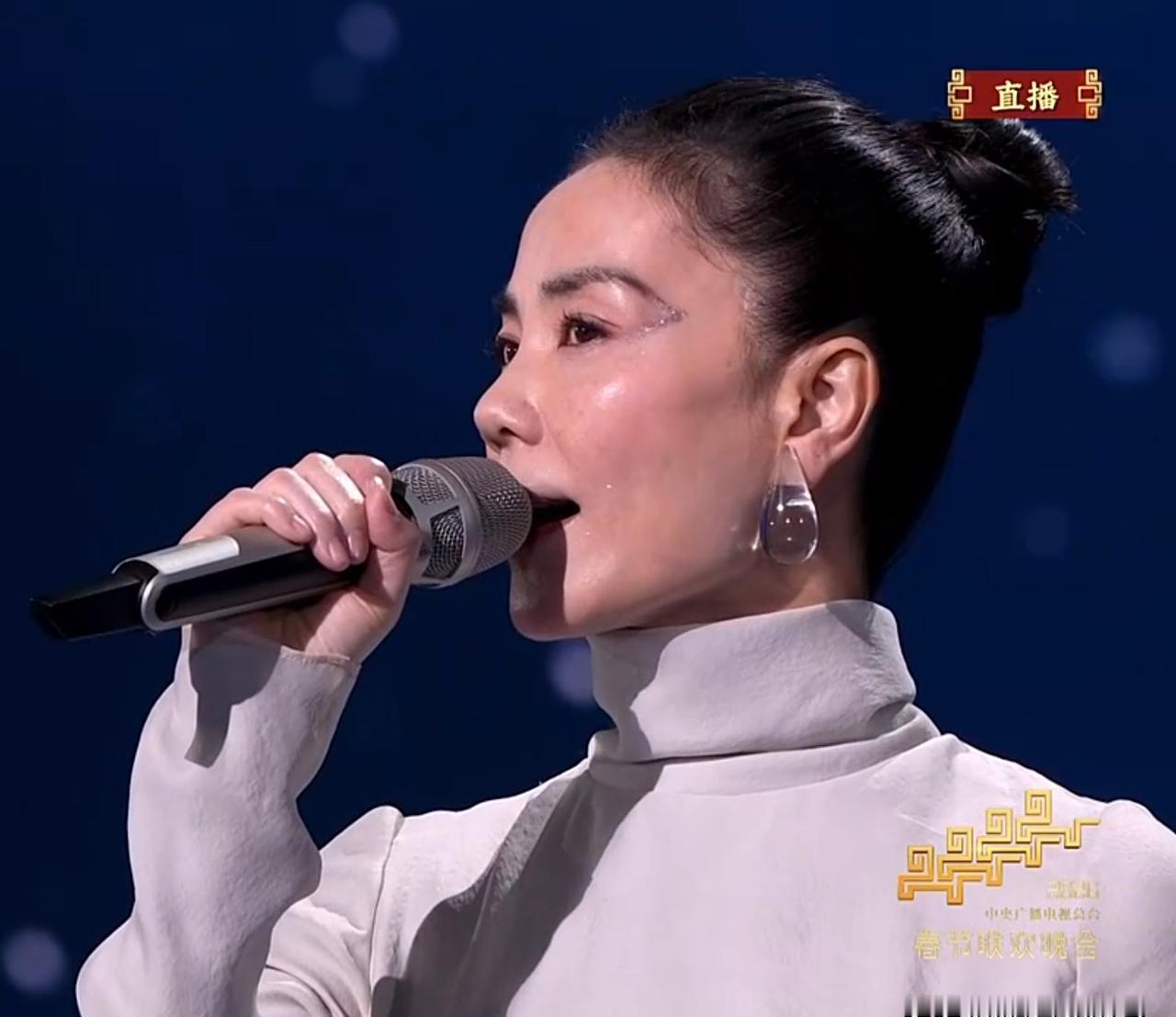 春晚王菲造型“翻车”？
别傻了，你看到的是一个清醒的顶级玩家。
一堆人嘲笑她“得