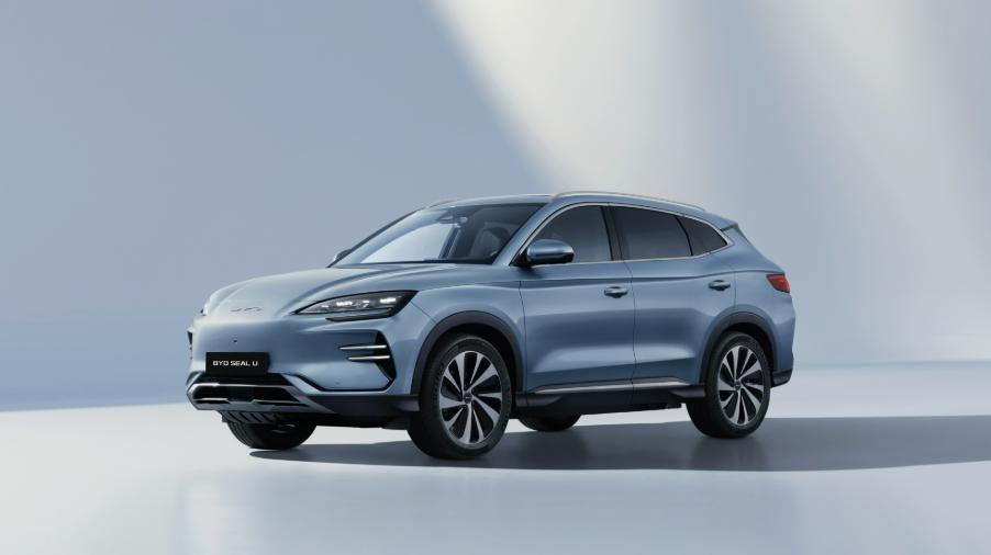 欧洲电动车销量大涨，特斯拉依旧领先，比亚迪进入前十
2025年欧洲电动汽车表现强