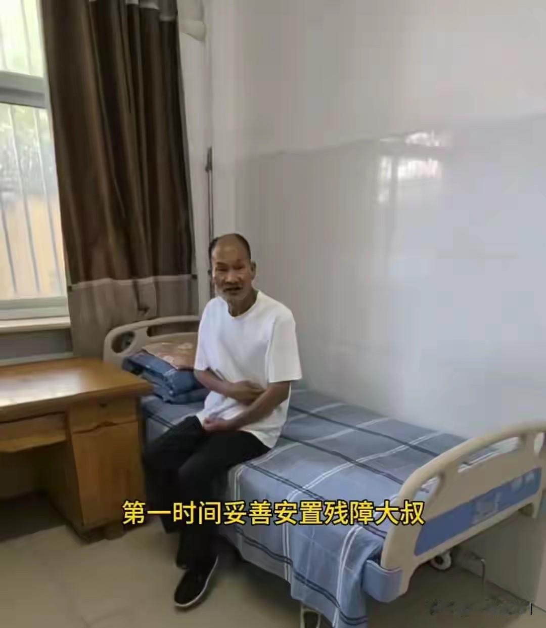 好消息来了！这位老人找到了亲人，他也洗得干干净净，穿上干净的衣服，第一时间妥善安