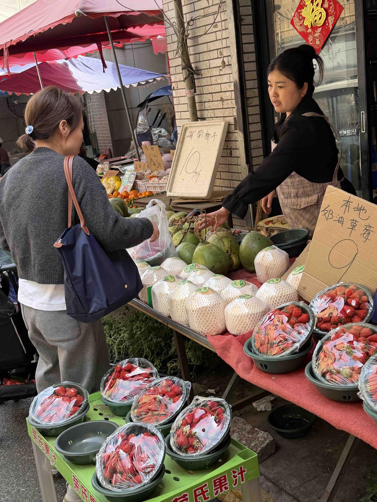 昨天上午，我逛西安档子，经过西仓西巷时，看到有位带娃的女土，在一个水果摊上买海南