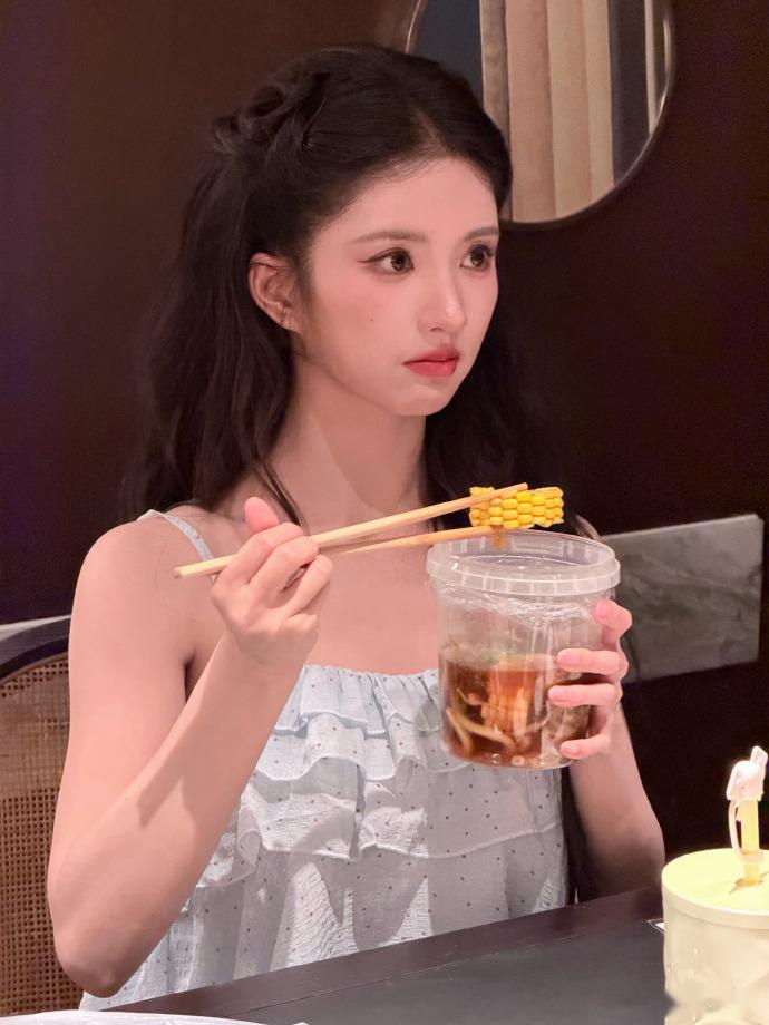 刘些宁小猫本体来的认证这个刘些宁猫塑 这么可可爱的样子，真的是美而萌之呀，不得不