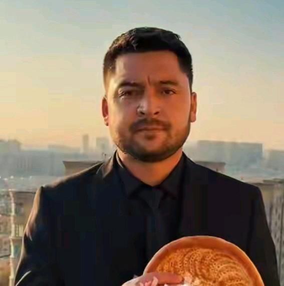 这两天这个男人在网上可火了，大家知道他为什么会火吗？他是地地道道的新疆人，长得非