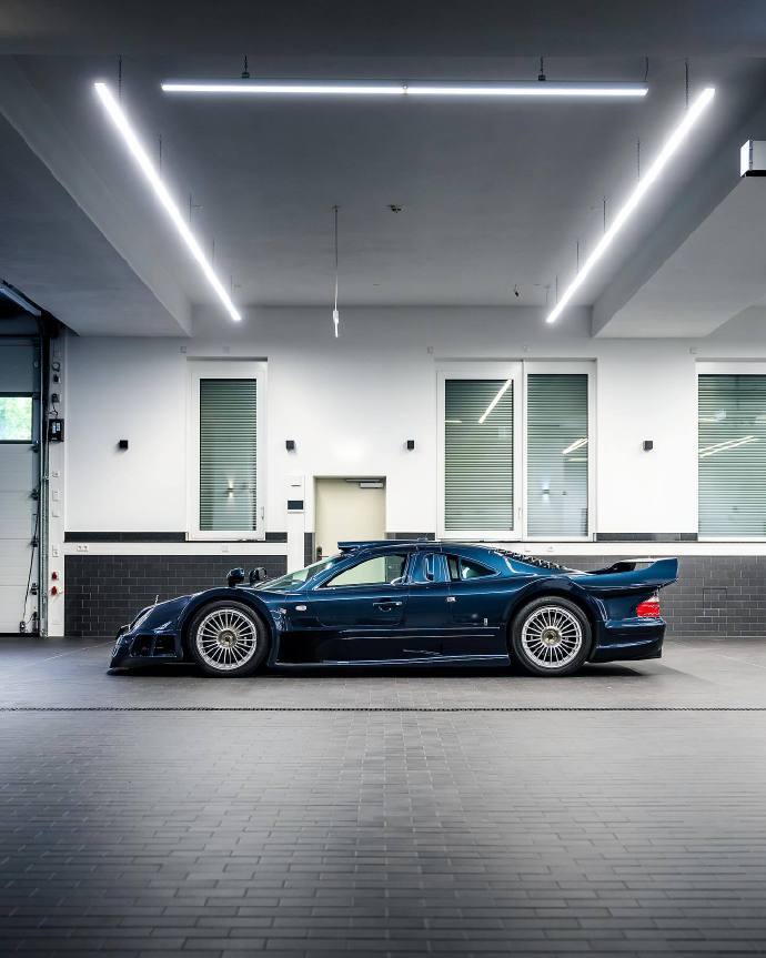 梅赛德斯 - 奔驰旗下的 CLK GTR 车型，可是汽车界的明星。它融合了梅赛德