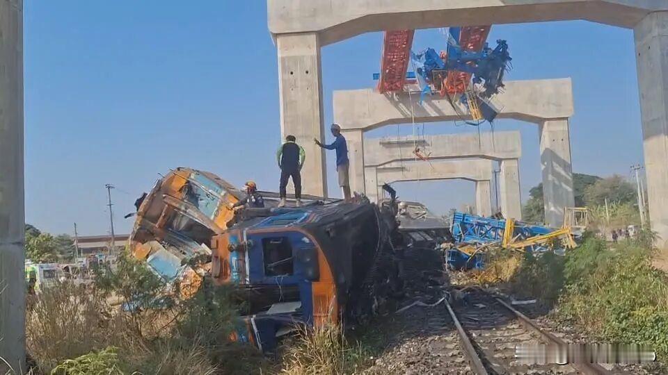 泰国高铁工地起重机坠落致22死，中方表态：标段由泰方施工，安全第一！
 
1月1