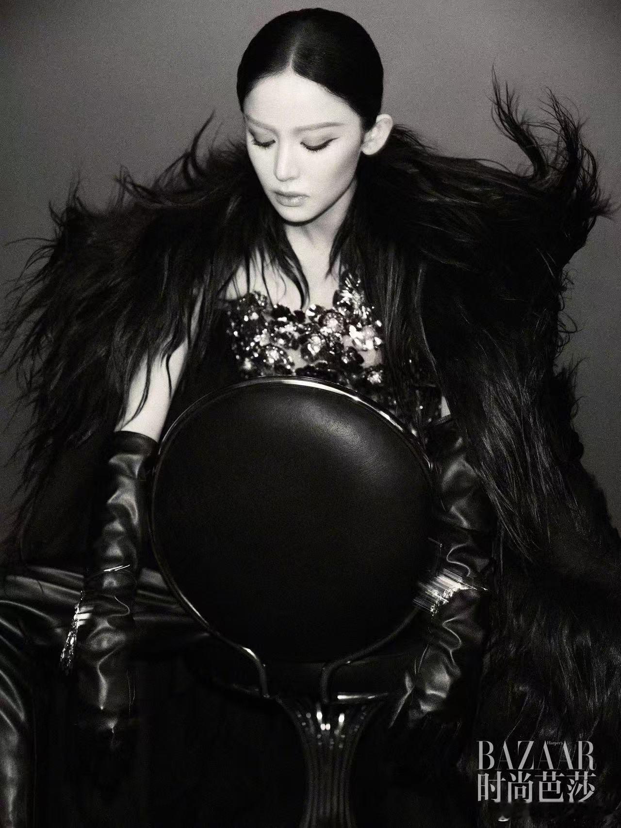 娜扎全包眼线 娜扎的全包眼线造型真的是太惊艳了！这次她身穿陶瓷裙登上《时尚芭莎》