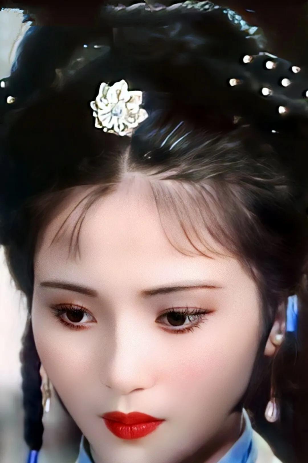 陶慧敏的颜值有多高?
陶慧敏年轻时太美了，她年轻时标准江南淡颜古典美人，当年的“