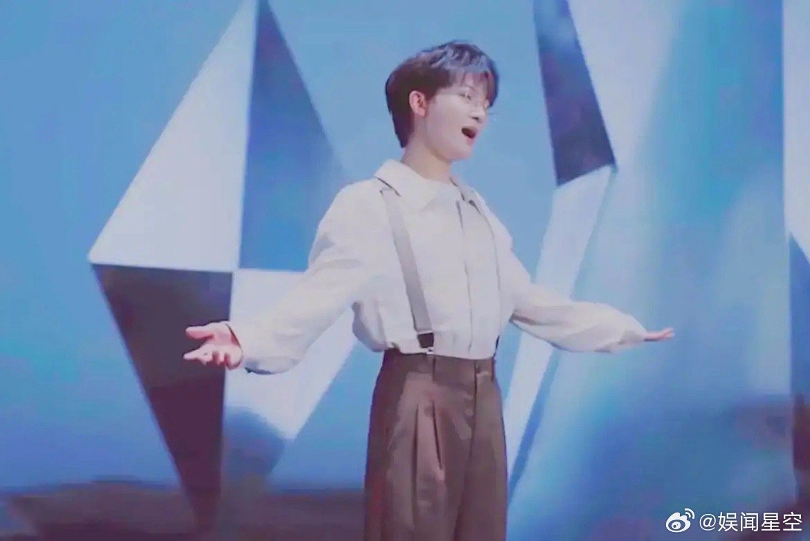 周深，好暖心啊！近日，有网友发现，周深多了个新“身份”，他开始在评论区扮演客服的