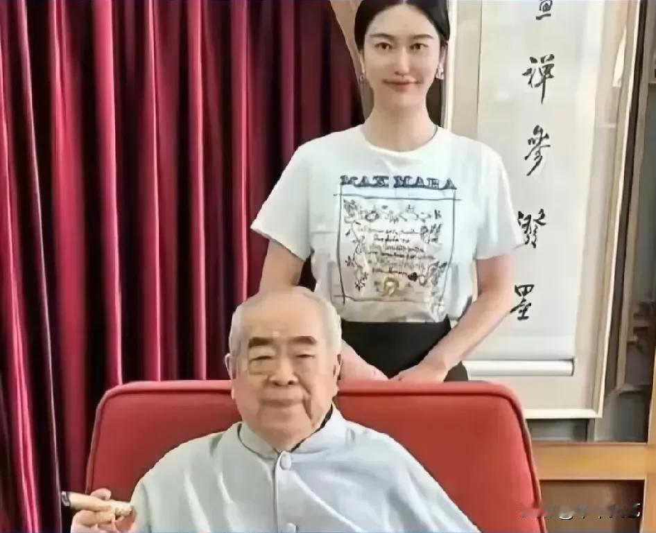 突发！87岁著名画家范曾与37岁娇妻徐萌“不翼而飞”。
据范曾女儿爆料其父范曾被