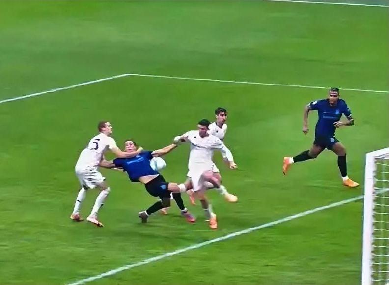 黑哨也挡不住国米拿下紫百合！
在今天凌晨结束的意甲联赛第9轮，国米凭借恰尔汗奥卢