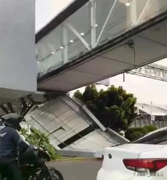 豆腐渣？墨西哥机场新天桥刚启用就塌了...这是世界杯开幕前一周发生的突发状况。