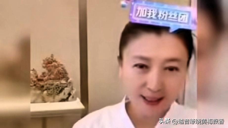 有一次闫学晶在直播的时候，公屏上飘出了一行字，让出身二人传演员的闫学晶大为光火，