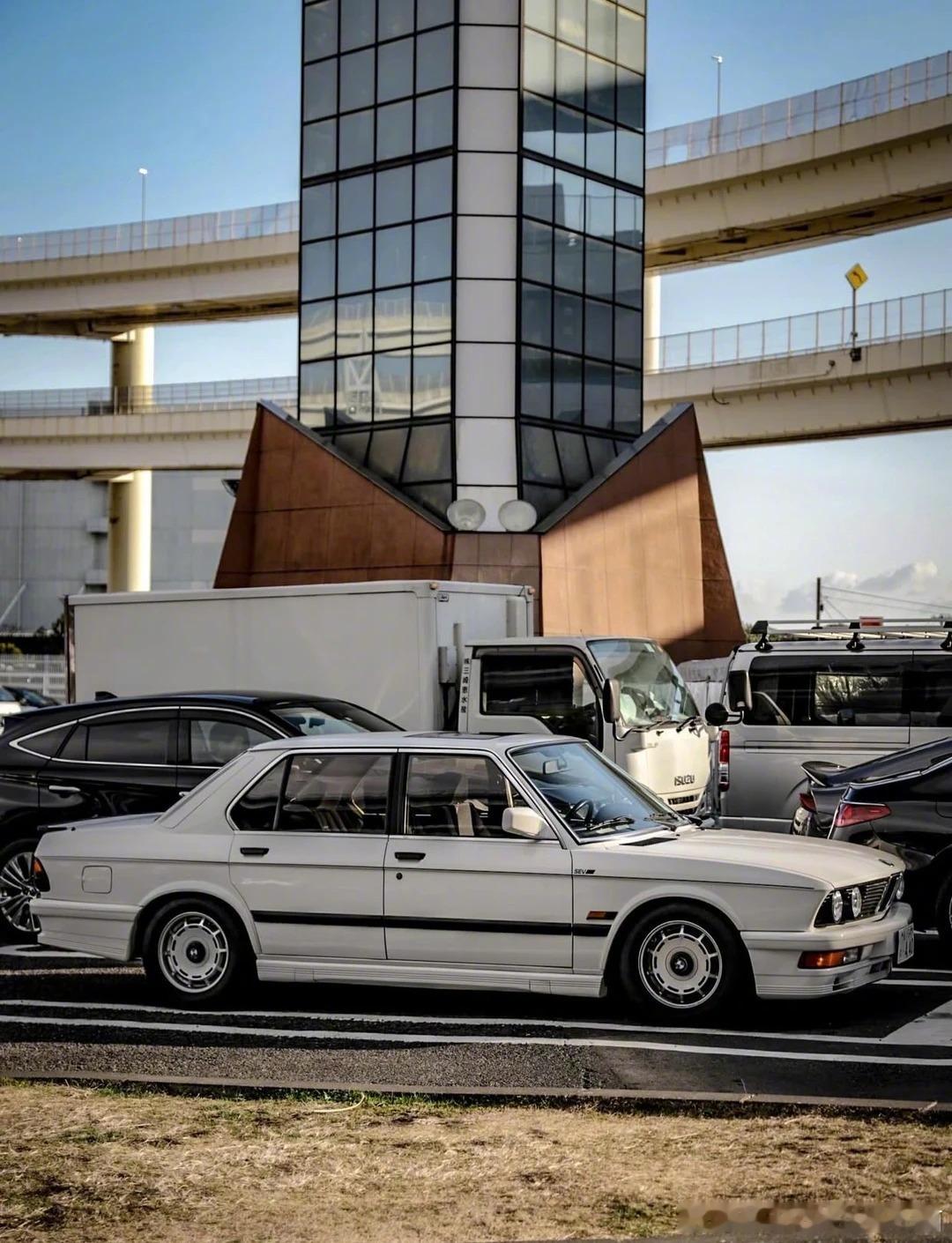 BMW E28，老爷车还在持续散发魅力 