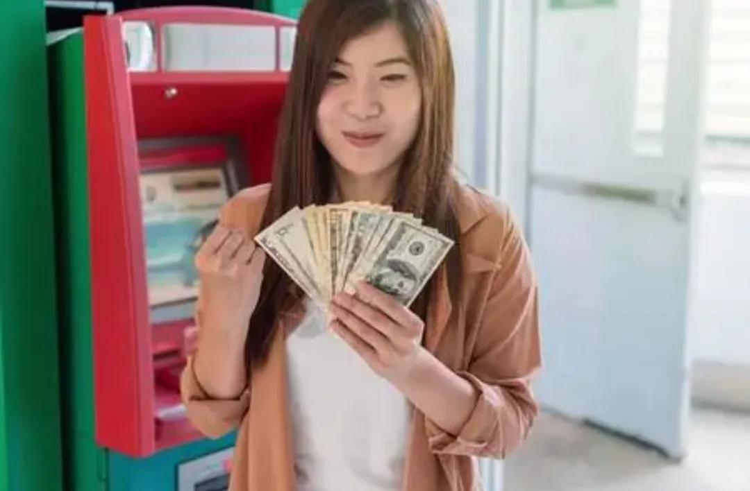 发现没有?
如果一个女人真的喜欢一个男人
是绝对不会开口向他借钱的
因为怕他误会