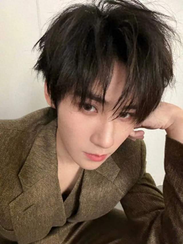 张真源这身：同一套衣服，雨夜大片他是货架，手机花絮他活了