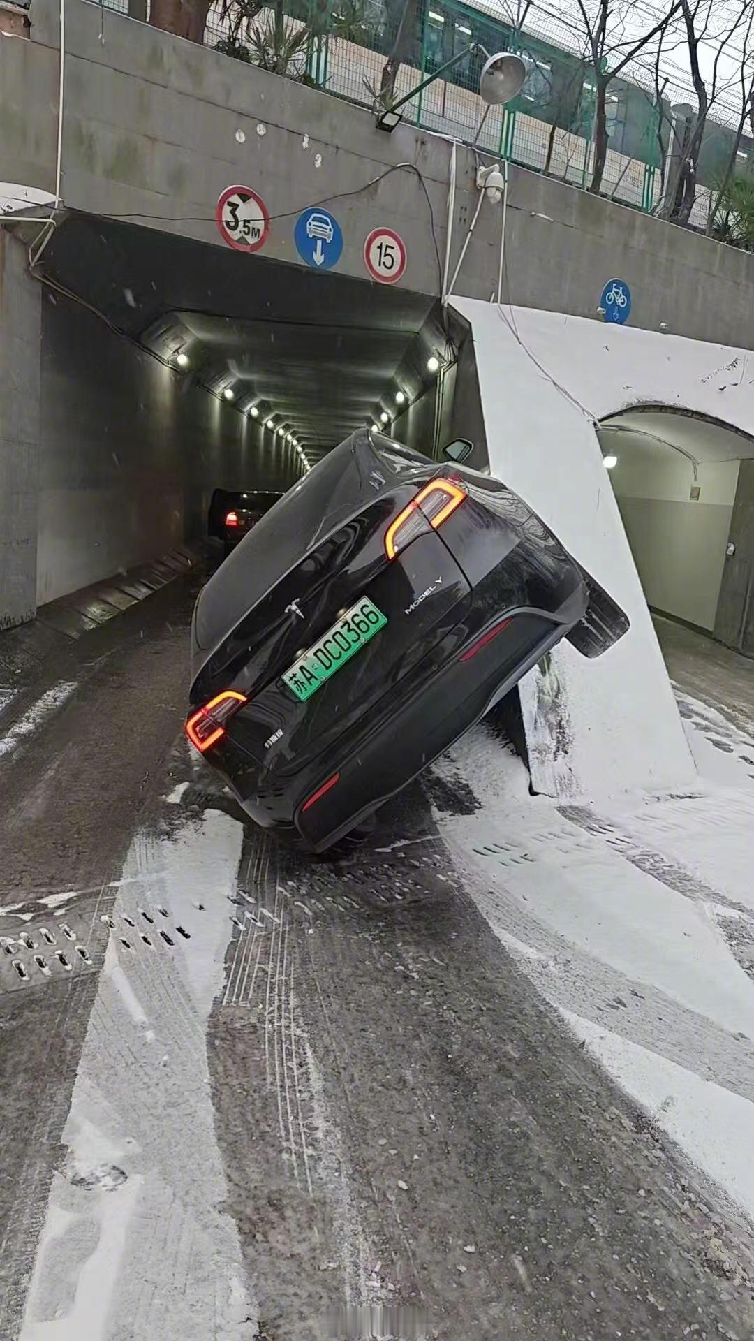 雪天路滑，大家开车注意安全啊～上海下雪