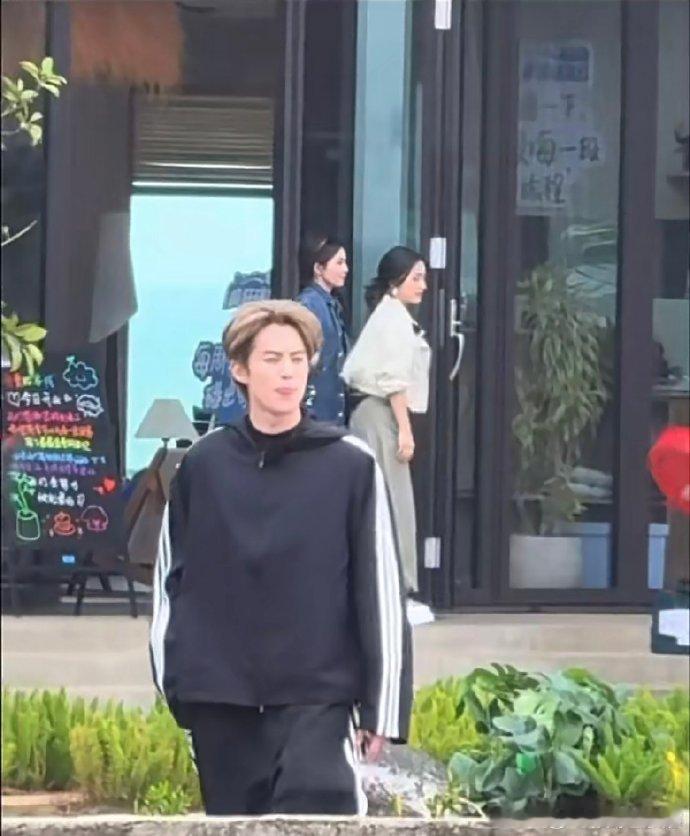 王鹤棣白鹿沈月同框白鹿沈月互动  王鹤棣白鹿沈月同框录《亲爱的客栈 2026》，