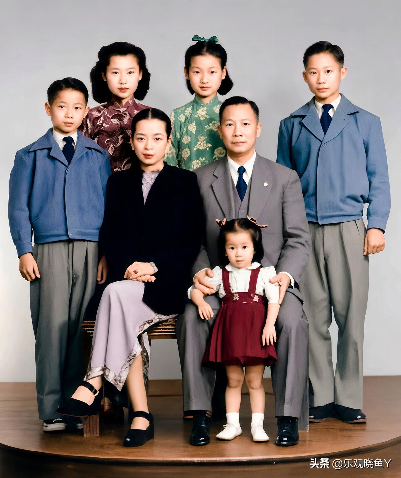 一九四八年，原南京市长刘纪文与夫人许淑珍和子女们的合影老照片。这绝非演戏，也而非