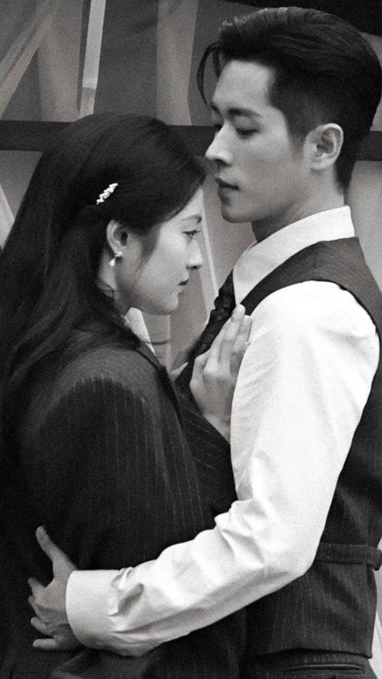 丞磊徐若晗捧花转场丞磊徐若晗捧花转场氛围感拉满！眼神自带压迫感，像锁定猎物般强势