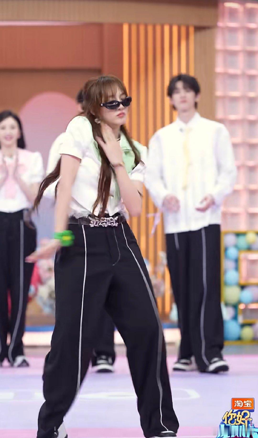 孟佳cha了复仇摇 孟佳用实力诠释舞台，复仇摇被她跳出超强氛围感，太炸了！你好星