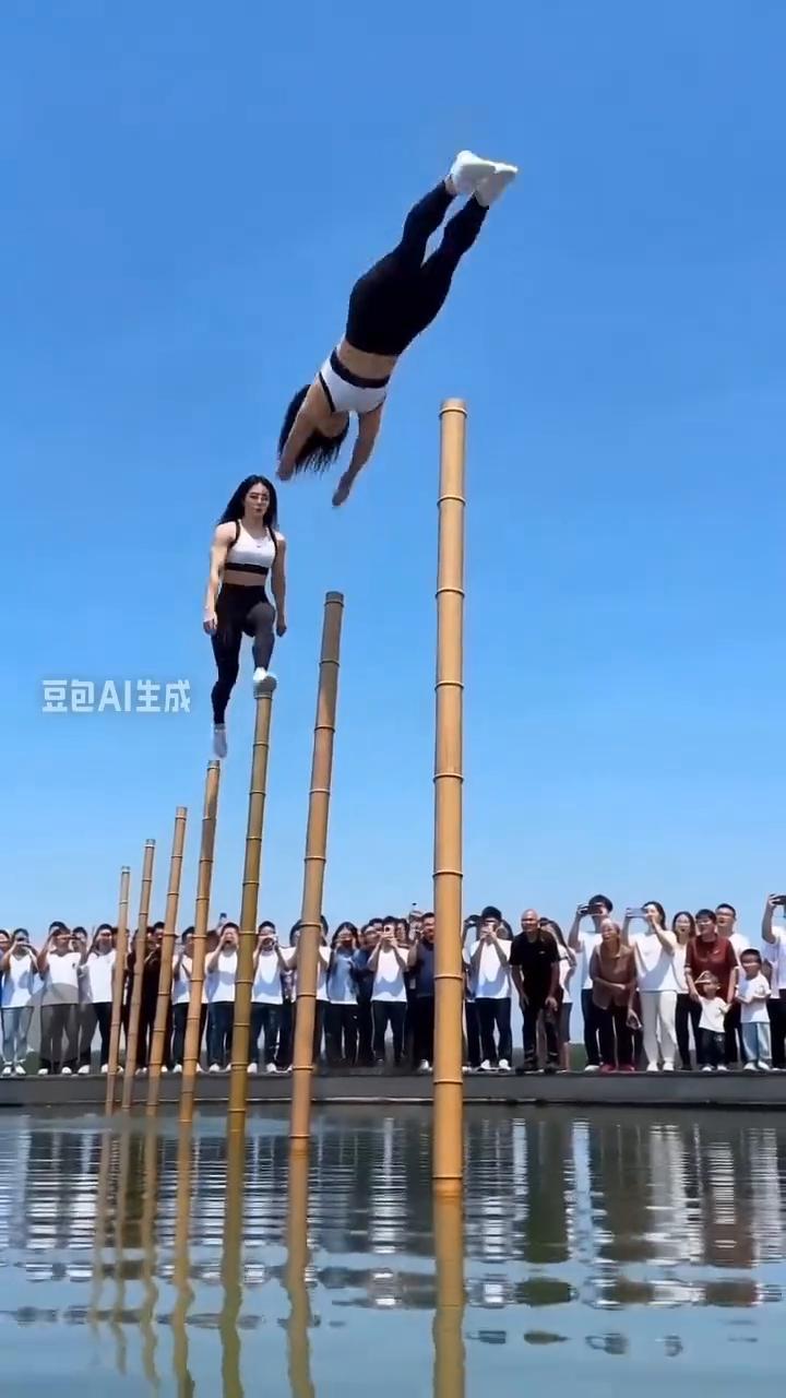 女士们、先生们，我们已经抵达羊城广州，飞机还在滑行中，请您保持安全带系好，下机时